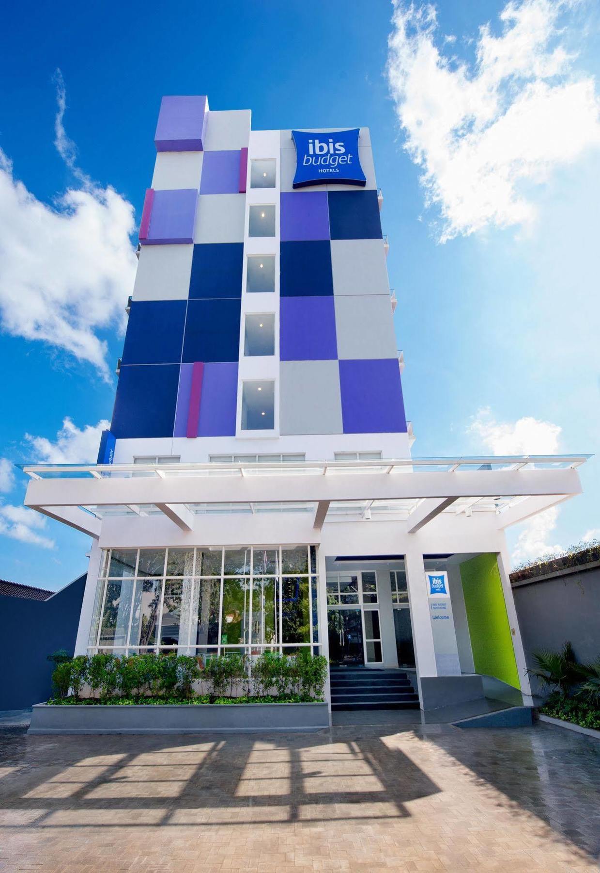 Ibis Budget Semarang Tendean Exterior photo