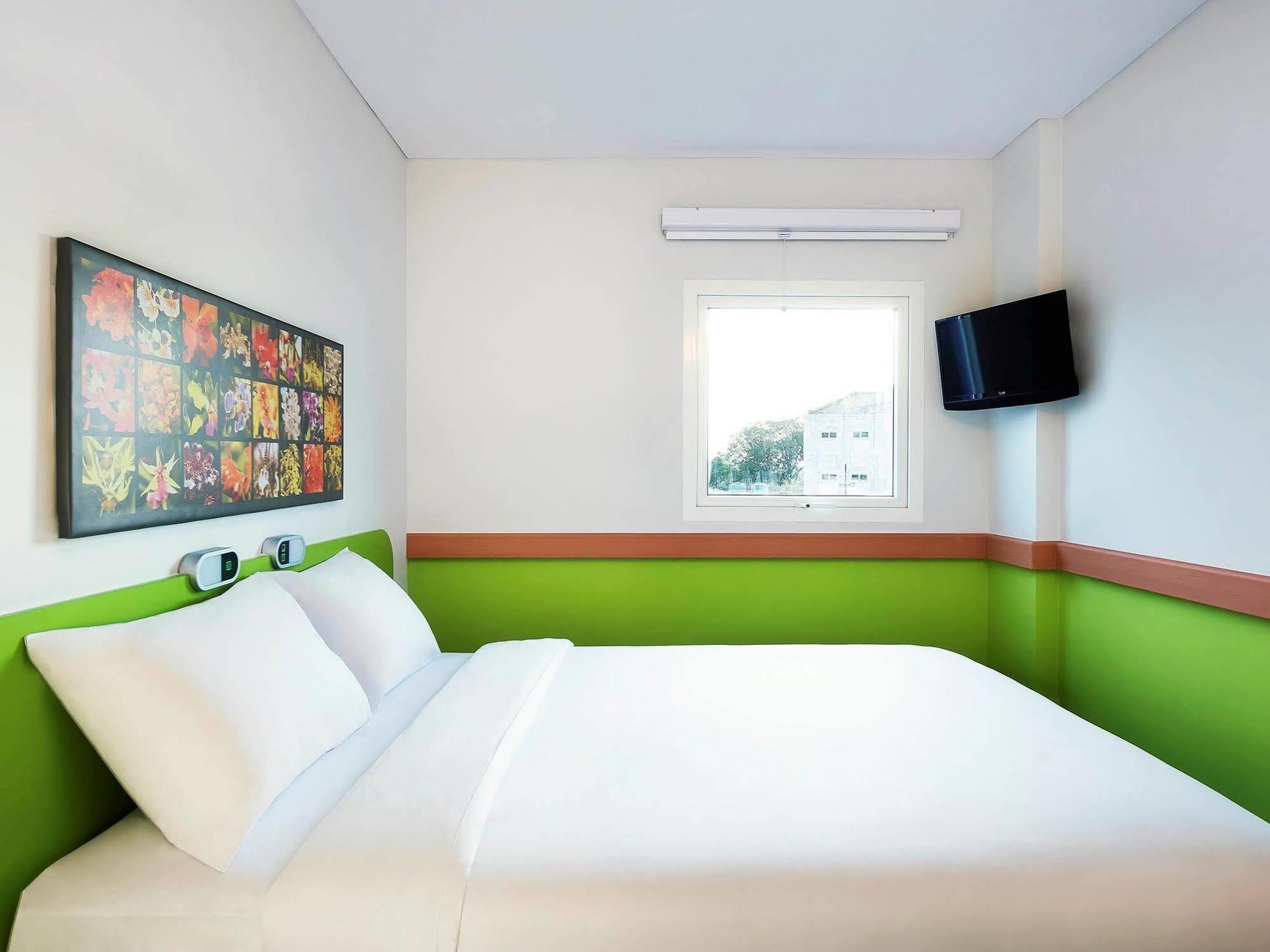 Ibis Budget Semarang Tendean Exterior photo