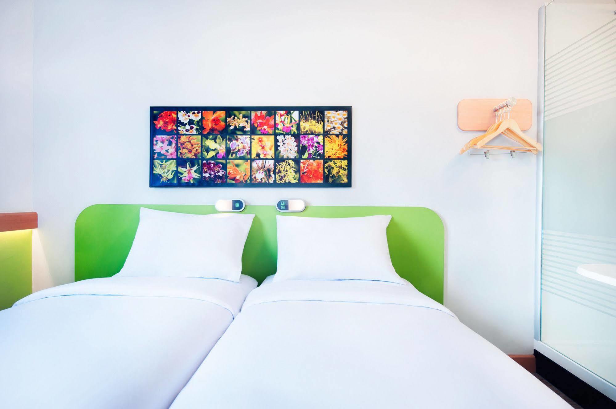 Ibis Budget Semarang Tendean Exterior photo